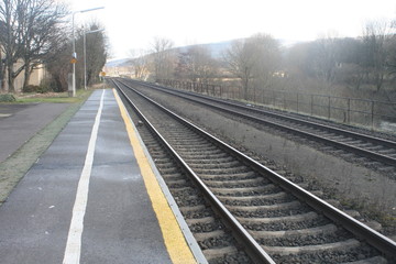 Fototapeta na wymiar Bahnsteig, Bahnhof, Bahngleise