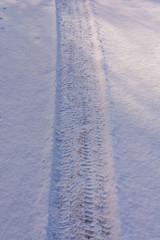 Spuren von Reifen im Schnee