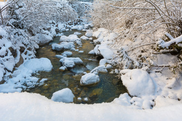 Bach im Schnee im Winter