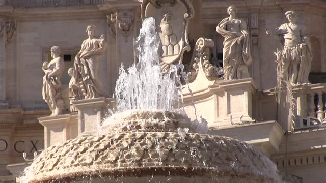 Roma, Italia. Piazza San Pietro. Fontana con stemma papale e statue di sfondo
