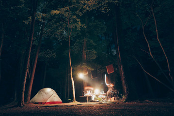 静かな森の中でキャンプ