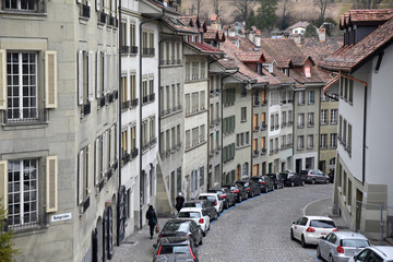 Fototapeta premium Wąska ulica starego Berna w Szwajcarii