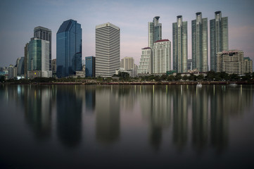 Une réflexion des grattes ciel de Bangkok sur un lac . 