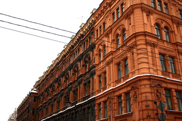 Obraz premium The architecture of Petersburg in brown tones against the background of a pale cloudy sky
