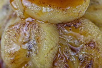 Dessert composed of fried bananas cut in slices and with liquid caramel