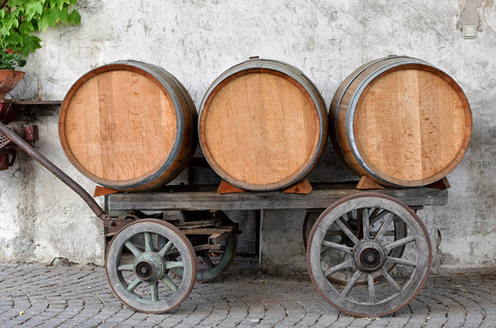 S&uuml;dtirol - Holzkarren mit Weinf&auml;ssern