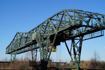 Verladebr&uuml;cke &uuml;ber den Erzbunkern - aufgrund ihrer Form und der gr&uuml;nen Beleuchtung heute liebevoll auch &sbquo;Krokodil' genannt