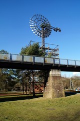 Windrad zur Wasserbeförderung an der alten Emscher, die den durch den Landschaftspark Duisburg Nord fliesst 