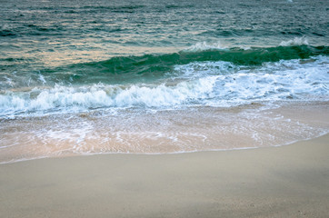 Fototapeta na wymiar Waves rolling down the shore