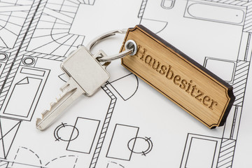 Haustürschlüssel auf Bauplan