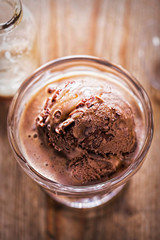 Chocolate caramel ice creams with espresso 