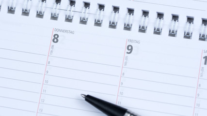 Kalender mit Textfreiraum und Kugelschreiber