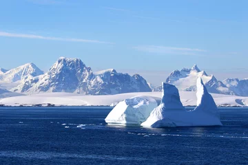 Foto op Canvas Antarctica op een zonnige dag - Antarctisch Schiereiland - Enorme ijsbergen en blauwe lucht. © birdiegal