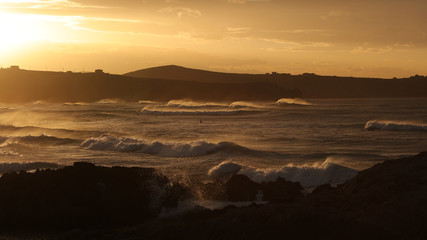 Fototapeta premium Puesta de sol en la Playa de Valdearenas, Liencres, Cantabria, España