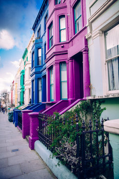 edificios de colores en portobello road en Nothinghills