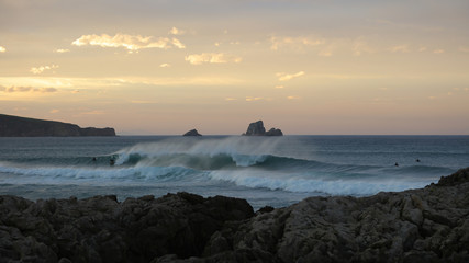 Puesta de sol en la Playa de Valdearenas, Liencres, Cantabria, España