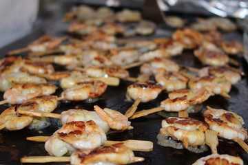 Brochette de Crevettes à la planche, planche fumante traiteur, préparation culinaire mariage