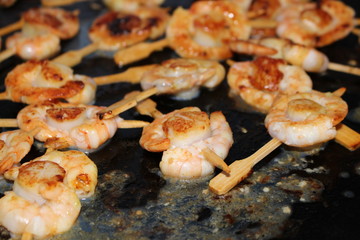 Brochette de Crevettes à la planche, planche fumante traiteur, préparation culinaire mariage