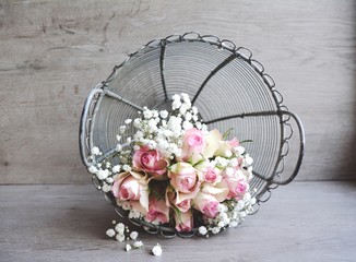 Rosenstrauß mit Schleierkraut - Nostalgisch rosa