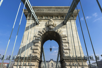 Die Kettenbrücke über der Donau in Budapest