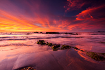 Obraz premium burning sky during sunset at Kudat beach, Malaysia.