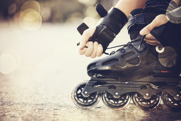 Plakat Setting of laces on roller skates