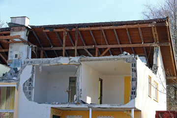Ein besch&auml;digtes Haus wird abgerissen
