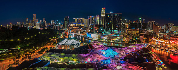 Panoramaaufnahme von Singapur bei Nacht mit Blick auf Clark Quay, Marina und Geschäftsviertel aus erhöhter Position fotografiert im März 2015