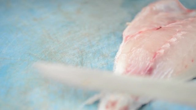 tagliare il pesce in cucina con un coltello