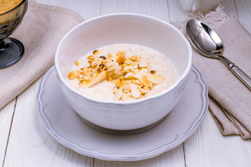 Oatmeal porridge with banana and almonds