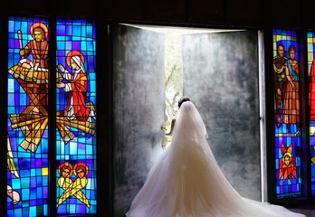 教会のステンドグラスと花嫁