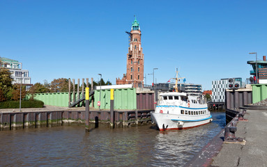 Hafenrundfahrt in Bremerhaven, Schleuse Neuer Hafen mit Simon-Loschen-Turm