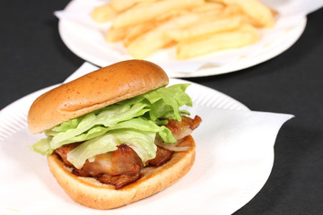 チキンバーガーとフライドポテト