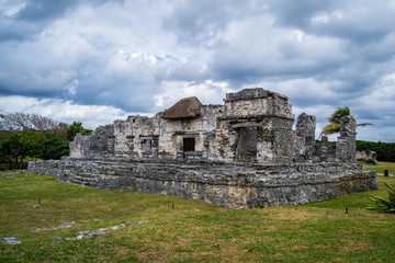 Fototapeta na wymiar Ancient mayan buildings of Tulum