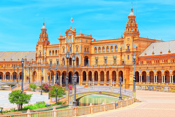 Square of the Spain is a square in the Maria Luisa Park, in Sevi