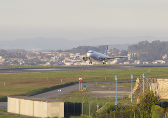 Fototapeta premium Avión aterrizando en el Aeropuerto de A Coruña,España