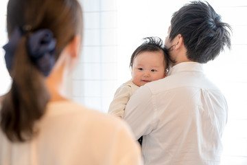 Fototapeta premium ママを見つめる赤ちゃん