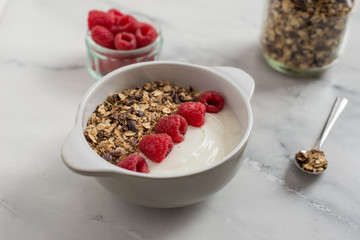 Joghurt mit Müsli und Beeren 