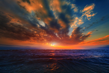 Fototapeta premium Beautiful sun rise at beach.