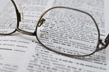 Wörterbuch mit Brille 