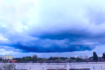 Fototapeta na wymiar storm-cloud above the city