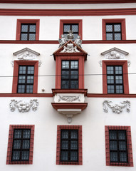 Wundervolle rot-weiße Fassade der Thüringer Staatskanzlei in der ehemaligen Kurmainzschen...
