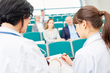 Junge Frau als Studentin der Medizin im Examen