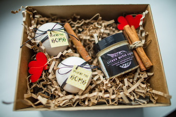 Красивые подарки, кошелек, косметика и брошь / ремесленные подарки и яркая начинка, подарочные наборы