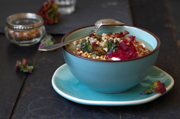 Flower Sprouts (Kohlröschen) Cremesuppe mit Buchweizen und Rote Bete Topping