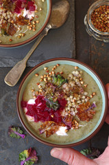 Flower Sprouts (Kohlröschen) Cremesuppe mit Buchweizen und Rote Bete Topping