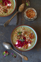 Flower Sprouts (Kohlröschen) Cremesuppe mit Buchweizen und Rote Bete Topping