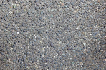 Grauer Betonboden mit Kieselsteinen