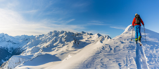 Skier avec une vue imprenable sur les célèbres montagnes suisses dans la belle neige d& 39 hiver Mt Fort. Le Cervin et la Dent d& 39 Herens. Au premier plan le glacier du Grand Désert.
