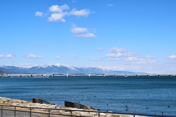 Fototapeta premium 琵琶湖からの比良山系の眺め